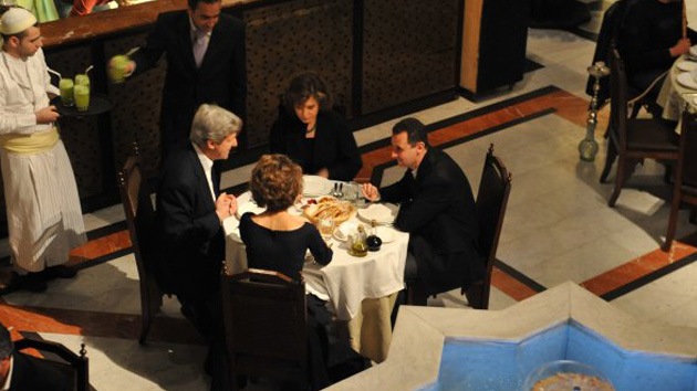 Medio británico publica foto de John Kerry cenando con Bashar Al Assad
