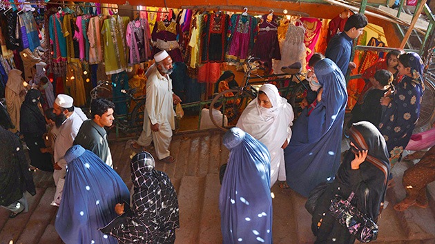 Unos clérigos de Pakistán prohíben a las mujeres salir solas de compras