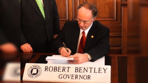 El gobernador de Alabama firmó la ley de inmigración más dura de EE. UU.