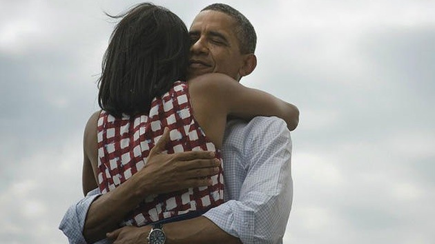 El abrazo de Obama con su esposa, la foto más compartida de la historia