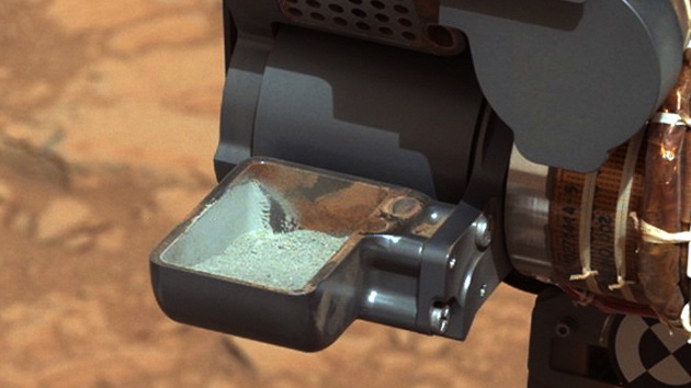 La NASA publica las primeras imágenes del polvo de roca extraído en Marte