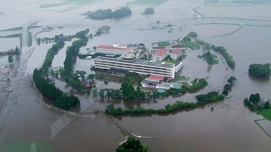 FOTO, VIDEO: Japón, 'torturada' por las lluvias, evacua 400 000 personas