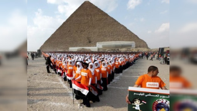 Huérfanos árabes fijan un Récord Guinness al pie de las pirámides de Giza