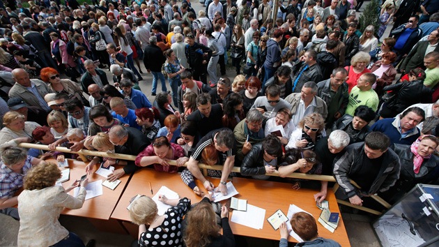 Gigantescas colas en Lugansk y Donetsk para votar sobre la independencia