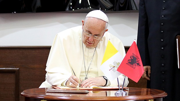 El papa advierte al EI que "nadie puede escudarse en Dios para actos terroristas"