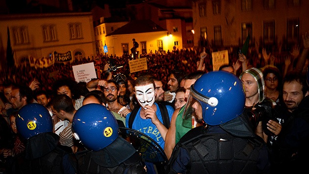 Vídeo: portugueses lanzan petardos y bengalas contra la Troika