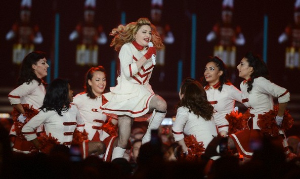 VIDEO: Los fans abuchean a Madonna por su corto concierto en París