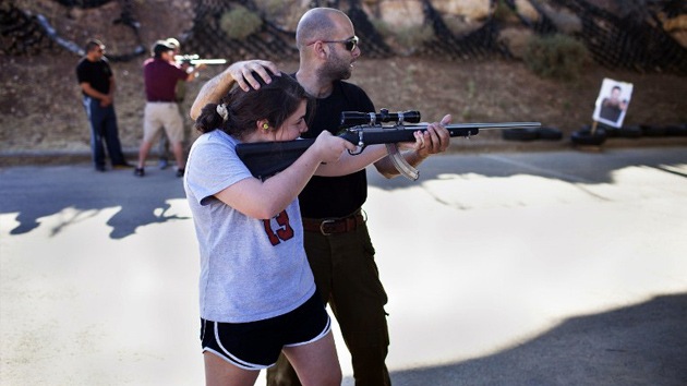 Jugando a la guerra: en Israel enseñan a los turistas a disparar