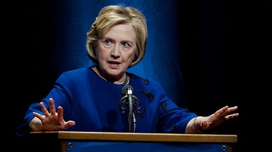 Video: Lanzan un zapato a Hillary Clinton en pleno discurso