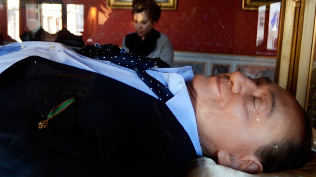 'El Sueño de los Italianos': se expone una estatua de Berlusconi muerto