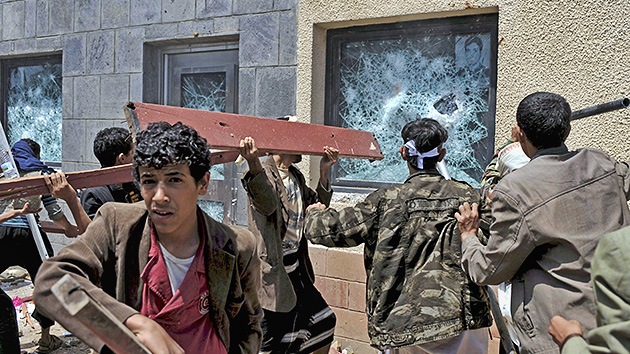 Manifestantes en Yemen atacan la embajada estadounidense