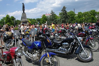 El primer ministro de Rusia, Vladímir Putin, se presentó en el Festival Internacional de 'Bikers' en su motocicleta