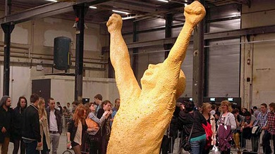 Una escultura de chicle simboliza la unión de dos escuelas de arte