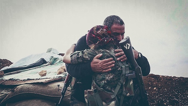 Impactantes imágenes: reencuentro de padre e hija en el frente kurdo contra el EI