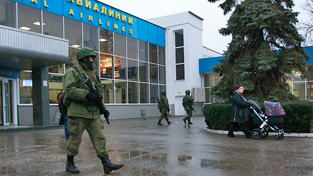 Los hombres sin identificar que tomaron el aeropuerto de Simferópol comienzan a retirarse