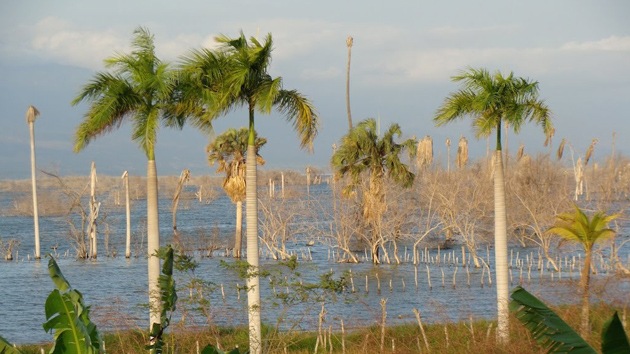 El crecimiento del lago más grande del Caribe amenaza con sumergir a un pueblo