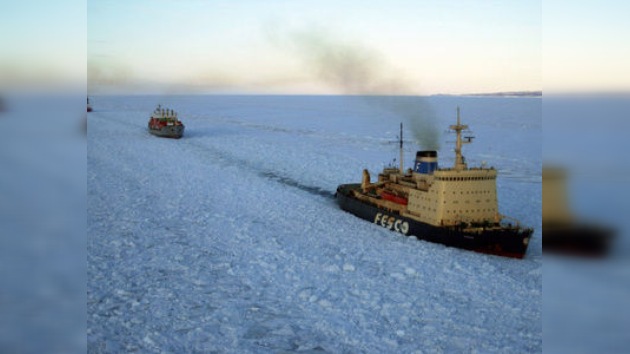 El rompehielos Krasin se acerca al buque varado en el mar de Ojotsk