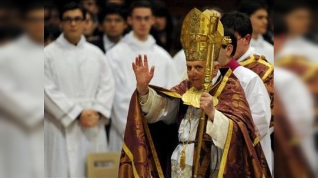 Un 'empujón' al Pontífice interrumpe brevemente la Misa del Gallo