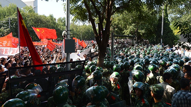 Miles de chinos asedian la embajada de Japón en Pekín por las islas en disputa
