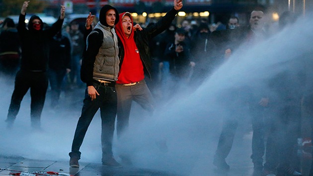 Video, fotos: Fuertes choques entre la Policía y ultraderechistas en Colonia