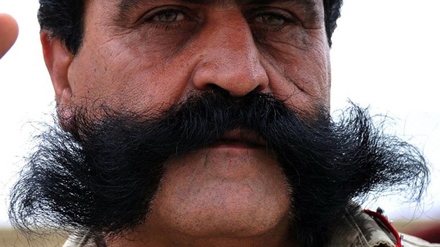 Miles de hombres viajan a Turquía para implantarse un bigote