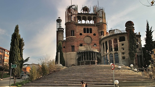 La fe mueve montañas... de ladrillos: Un monje español levanta una catedral a mano