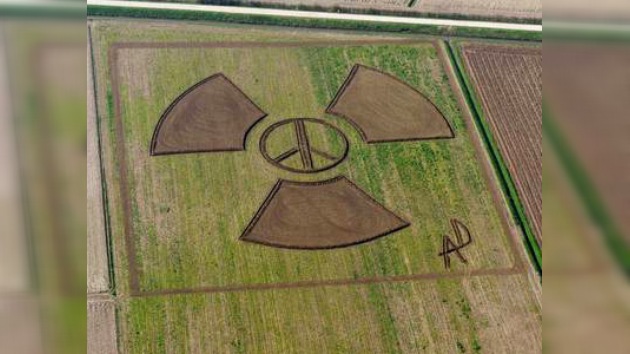 Gigantesco símbolo de "radiactividad" surgió en un campo de Verona