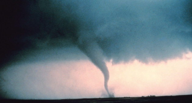 EE.UU. vive una jornada de tornados, tormentas invernales y nevadas