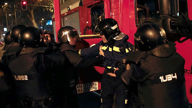 Video, Fotos: Polémica por el arresto de un bombero de servicio en la protesta en Madrid