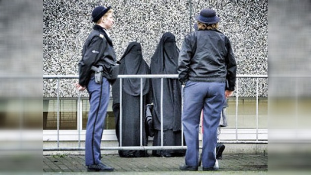 Holanda prohíbe totalmente el burka