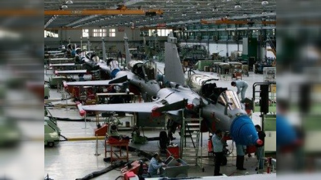 Avión militar francés se estrella contra el mercado: ¿conspiración o fallos de diseño?