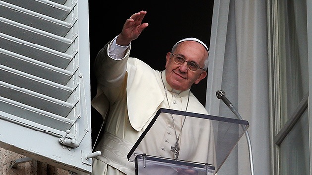 Fotos: Una gaviota y una corneja gris atacan a las palomas de la paz del papa Francisco