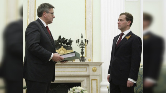 Medvédev entrega a Komorowski 67 tomos del expediente penal de Katyn
