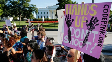 Fotos y videos: Ferguson vuelve a levantarse con otra marcha contra la violencia policial