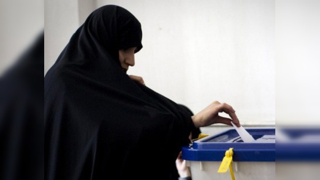 Los adversarios de Ahmadineyad lideran en las elecciones en Irán