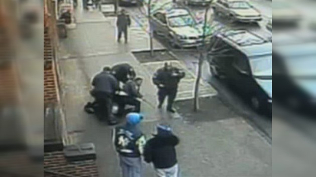 Un video muestra la brutalidad injustificada de la Policía de Nueva York