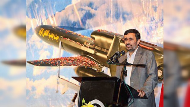 Irán presenta su primer avión no tripulado como un "mensajero de paz"