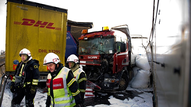 Fotos: Un choque múltiple de cien coches deja tres muertos en Suecia