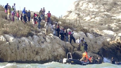 España desaloja a inmigrantes de su Isla de Tierra, frente a las costas de Marruecos