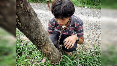 Un padre encadena a su hijo en Camboya para 'liberarle' de los videojuegos