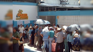 Venezolanos para comprar alimentos hacen cola en Ferias Navideñas