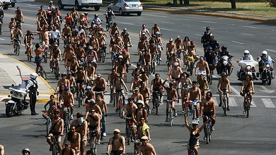 Ciclistas de corazón a pecho descubierto