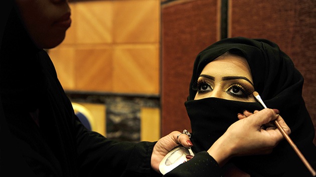Hombres sauditas: "Los abusos se deben al maquillaje femenino"
