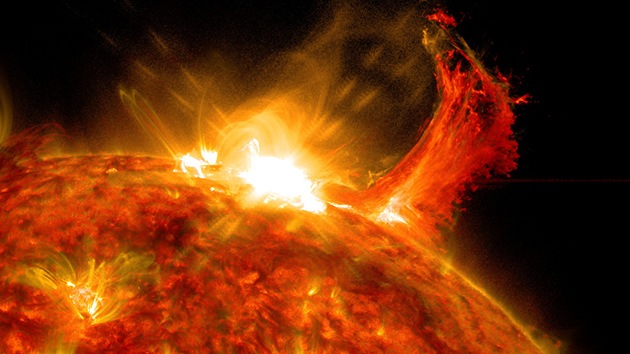 Video de la NASA: una erupción solar provoca una llamarada gigante