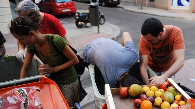 Comida de la basura para alimentar a los españoles afectados por la crisis
