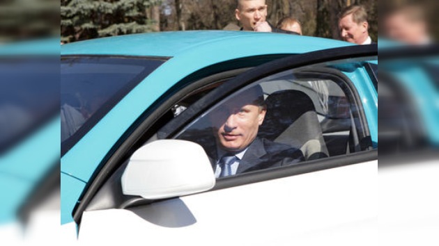 Putin prueba el primer automóvil híbrido ruso