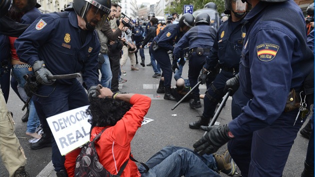 España: Las acciones violentas de la Policía "están amparadas por la ley"