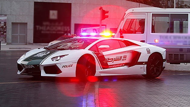 Autoridad y lujo: La Policía de Dubái renueva su parque automovilístico