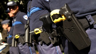 Policías de EE.UU. aplican electrochoques a un sordo que sufría un ataque diabético