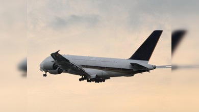 Un vídeo muestra cómo cae un rayo en un avión